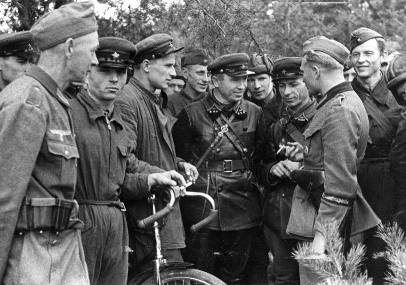Roger_Moorhouse's tweet photo. "Where's the cathedral?"  Red Army soldiers conferring with their Wehrmacht allies after their invasion of #Poland #OTD 1939. #wrzesień1939 https://t.co/rpg9LscSNH