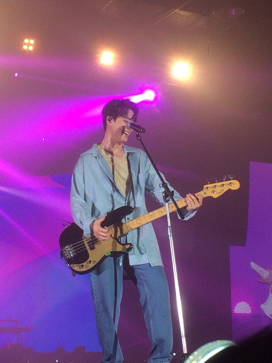 Benzsri1's tweet photo. โดนยองเคตกไปเรียบร้อยละ มาอยู่ข้างหน้าบ่อยเกิน 🦊💕 #YoungK #Day6YouthInBangkok https://t.co/C0MsPLIjXH