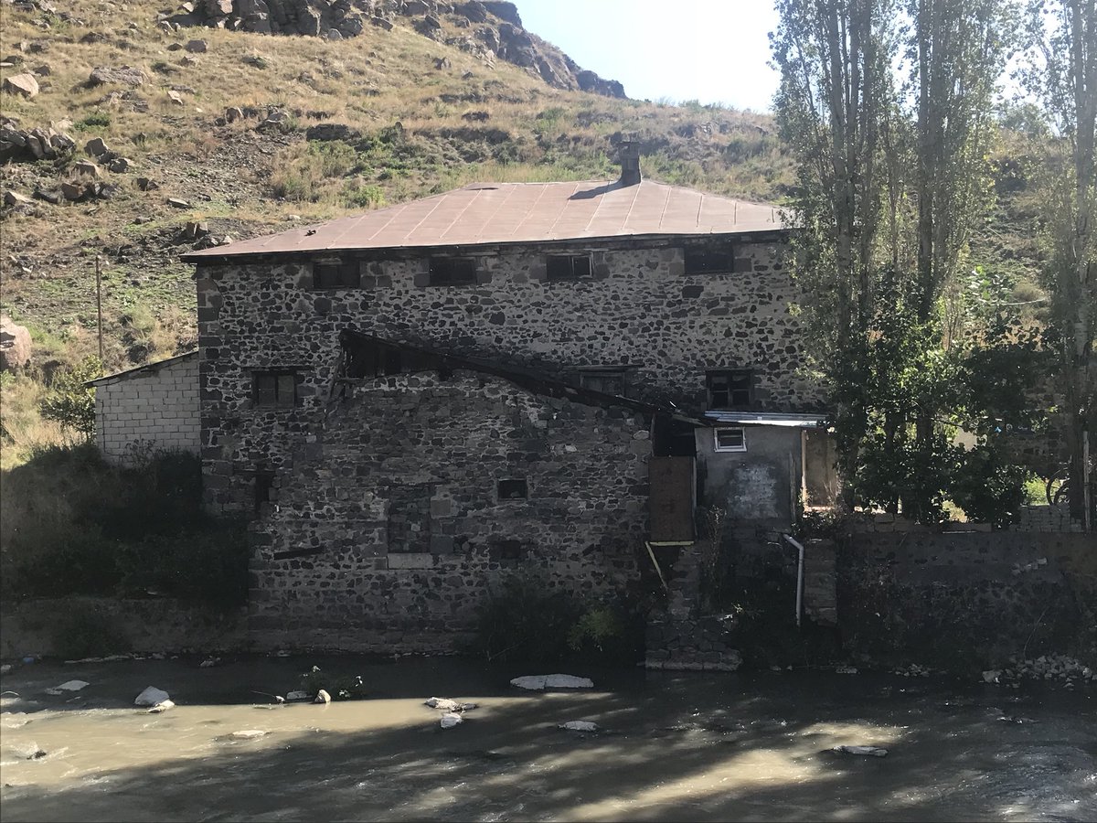 ismailsaymaz's tweet photo. Büyük halk sanatçısı Tarık Akan, son filmlerinden biri olan ‘Deli Deli Olma’yı Kars’ta bu eski değirmende çekti. Umarım, Kars Kalesi’nin altında ve Kars çayının kenarındaki bu eski değirmen ileride sinema müzesi olarak korunur https://t.co/FuSdo9A5W1