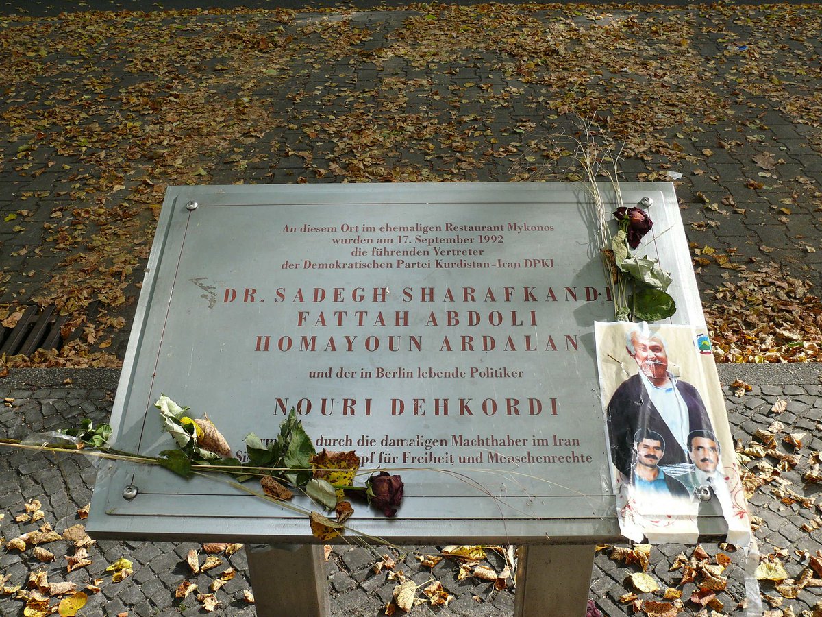 Heute jährt sich '#Mykonos'-Attentat, bei dem Handlanger des iranischen Regimes Sadegh #Sharafkandi von der DPKI & seine Begleiter in einem Lokal in Berlin-Wilmersdorf 1992 ermordet haben. Sein Vorgänger, Ghassemlou, wurde 1989 in Wien von Mordkommando aus Teheran erschossen