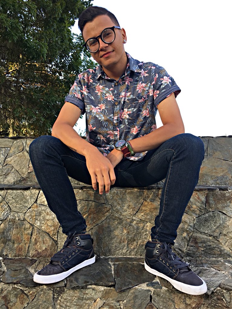 gabrielurd97's tweet photo. Arribando al piso 21. 
• 
Más #café y #chocolate para mi vida porque todavía hay mucho camino por recorrer y muchos escalones por subir hasta llegar a la cima. 
•
Happy Birthday To Me.
•
#baristaday #happybirthdaytome #coffeedailh #glasses #boycoffee https://t.co/bJ0Tc8Tejy