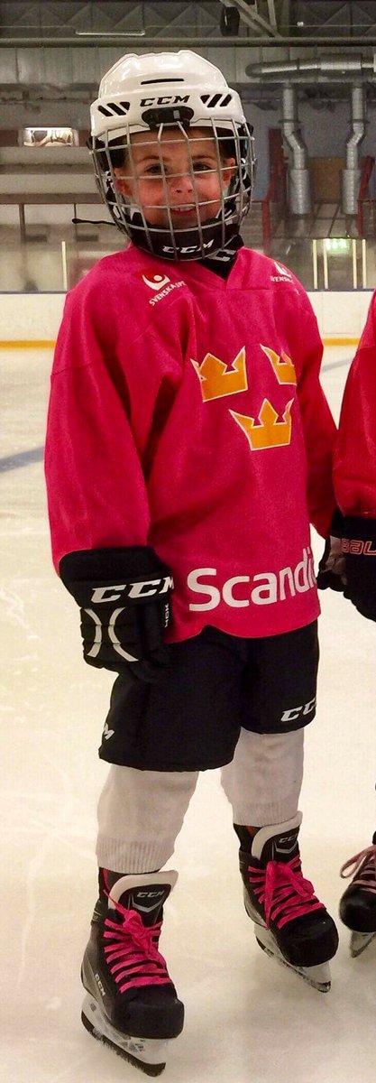 dawnie_gronborg's tweet photo. Chloe is so happy it is finally hockey season! #girlsplayhockeytoo #pinklaces #swehockey #ccm https://t.co/UncdUI0Nvt