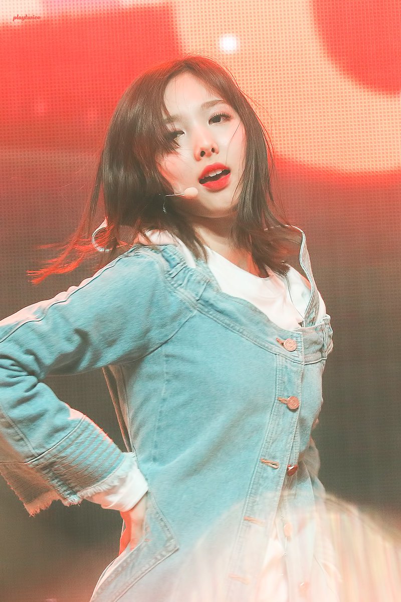 playtwice1020's tweet photo. 티티 4억축
#트와이스 #TWICE #나연 #NAYEON https://t.co/rya6byI98j