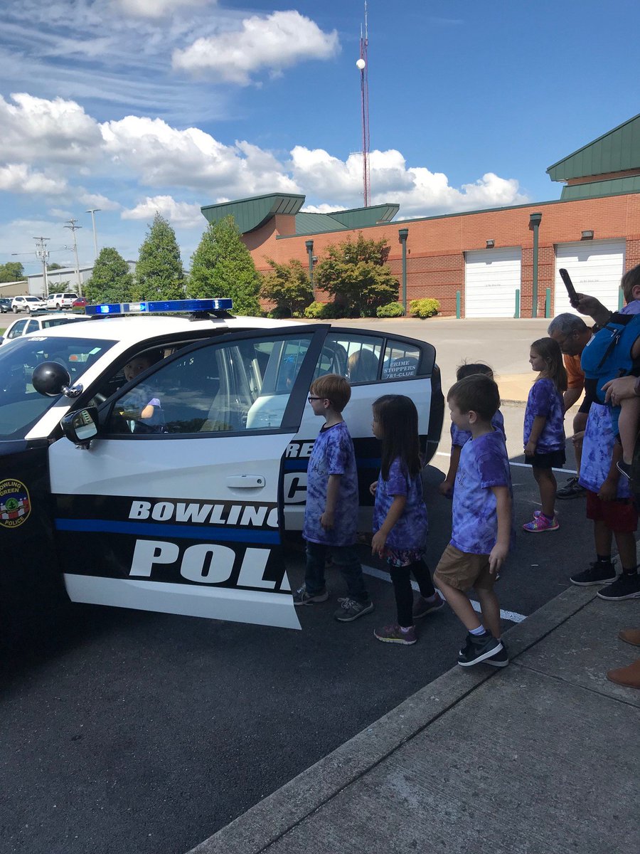 CityofBGKY's tweet photo. Officer Ronnie Ward and Deputy Chief Penny Bowles meet with all three McNeil Elementary Kindergarten classes at BGPD. Students are able to tour the facility, get up close and personal with our squad cars, and learn about our officers. #BPGD #protectandserve https://t.co/Odgj9QhWIh