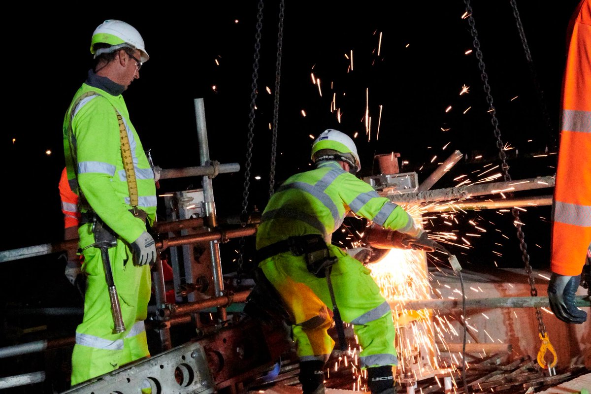balfourbeatty's tweet photo. Last weekend our JV team working on the A14 Cambridge to Huntingdon improvement scheme successfully installed two new 1,000 tonne bridges and reopened 18 hours ahead of schedule. Fantastic achievement, well done to all involved. https://t.co/csQMFADQZn