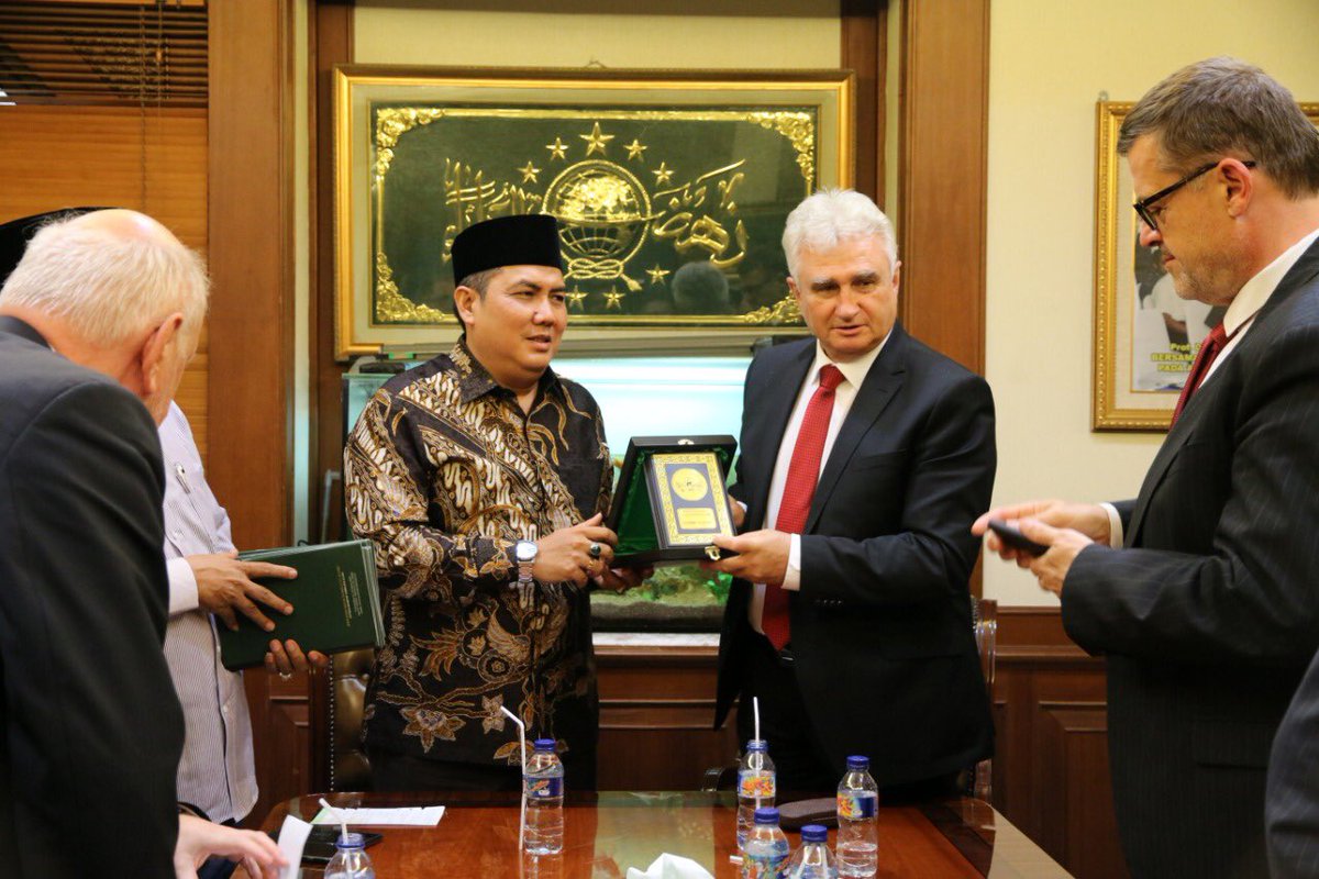 inf_indonesia's tweet photo. Sekjen PBNU menerima PM Rep.Ceko diruang kerja Ketum PBNU. Mereka penasaran dg resep keragaman dan toleransi yg dikembangkan PBNU menjaga keharmonisan di Indonesia @PPICeko #seputarnu https://t.co/YyfnDmP8fh