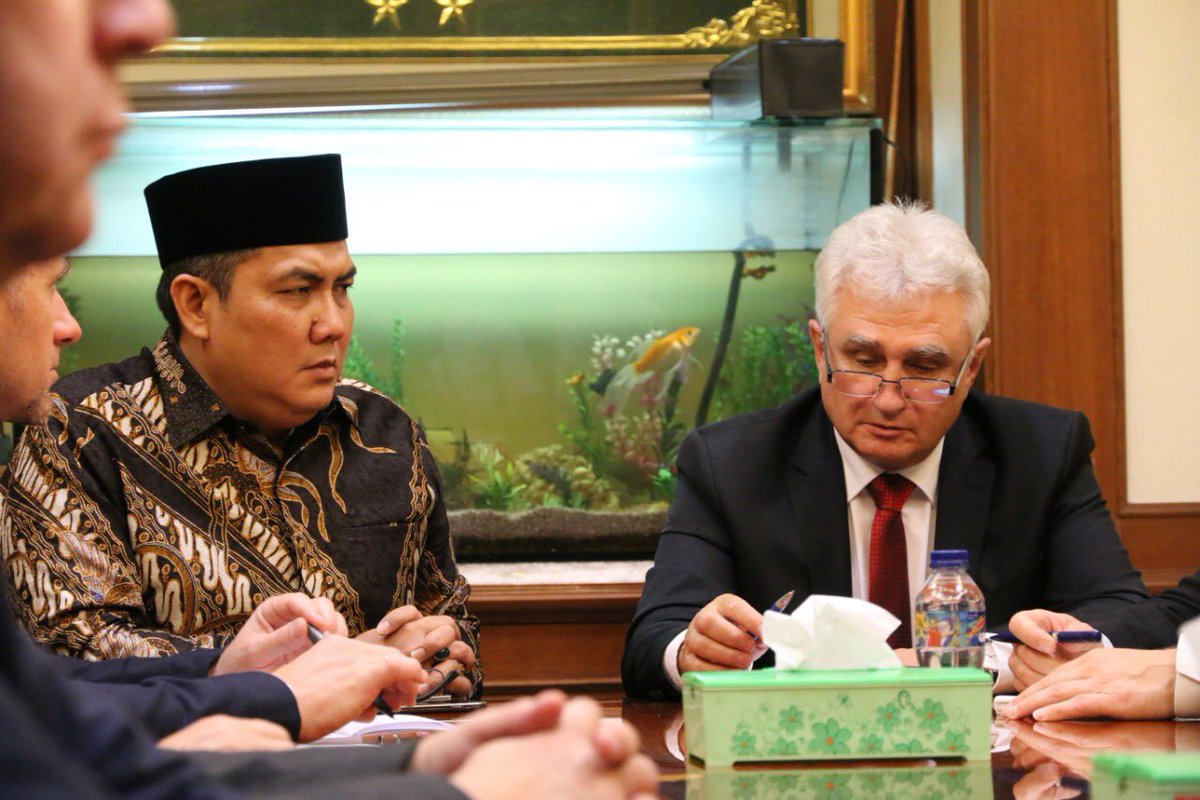 inf_indonesia's tweet photo. Sekjen PBNU menerima PM Rep.Ceko diruang kerja Ketum PBNU. Mereka penasaran dg resep keragaman dan toleransi yg dikembangkan PBNU menjaga keharmonisan di Indonesia @PPICeko #seputarnu https://t.co/YyfnDmP8fh