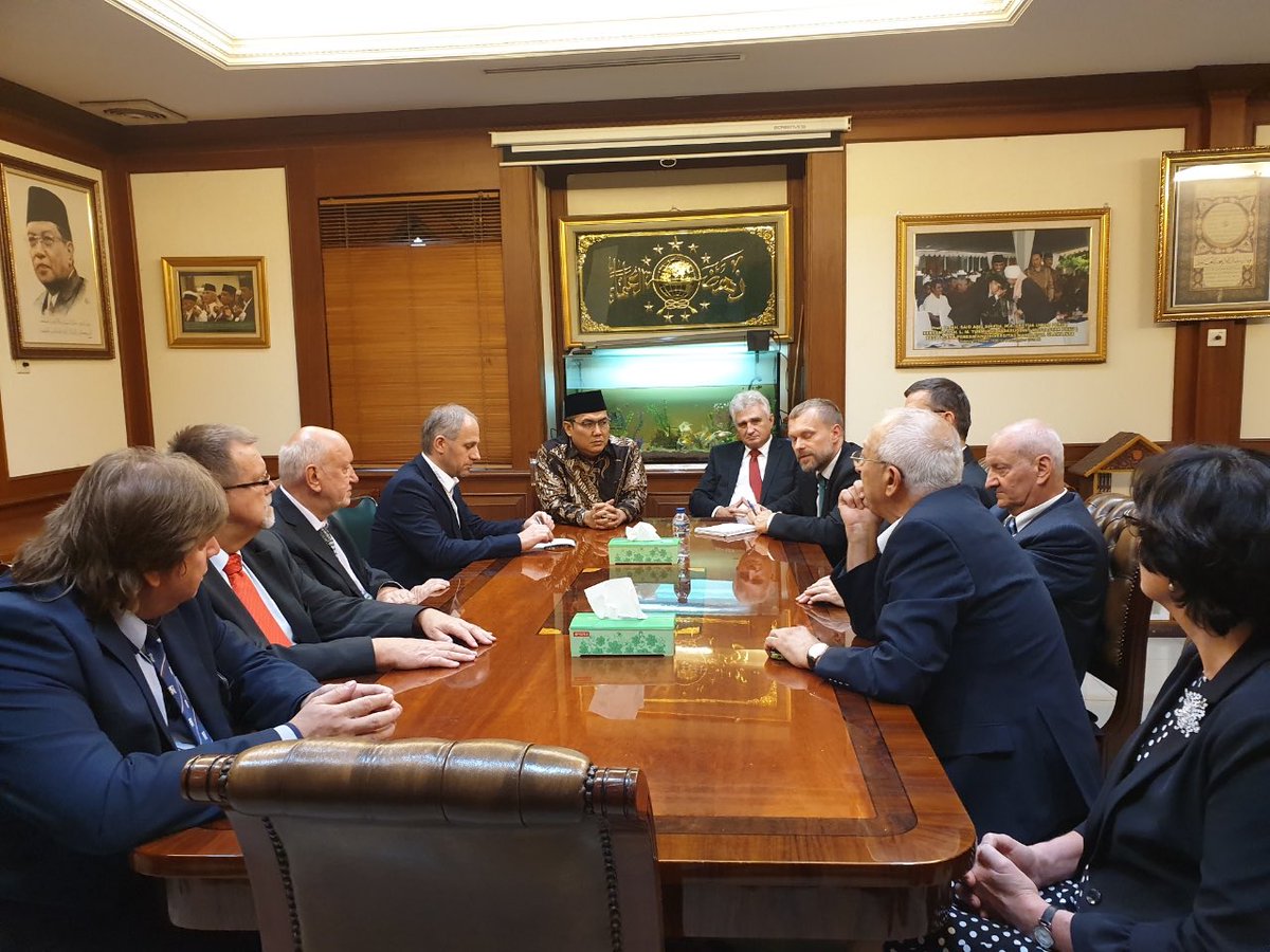 inf_indonesia's tweet photo. Sekjen PBNU menerima PM Rep.Ceko diruang kerja Ketum PBNU. Mereka penasaran dg resep keragaman dan toleransi yg dikembangkan PBNU menjaga keharmonisan di Indonesia @PPICeko #seputarnu https://t.co/YyfnDmP8fh