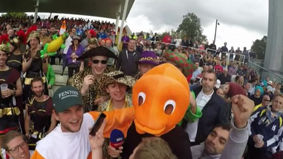 SkyCricket's tweet photo. .@WorcsCCC win the @VitalityBlast  🏆🎆
@Patbrowny6 befuddles batsmen 😕🤩
A fox triumphs in the Mascot Derby 🦊🏅
@RobKey612 wears a fish head 🐟🤣

The best of a fun-filled #FinalsDay 👉 https://t.co/a1LVEPtc3U https://t.co/wFCUQtBvnd