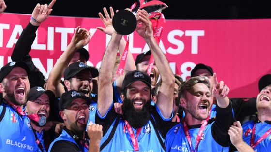 SkyCricket's tweet photo. .@WorcsCCC win the @VitalityBlast  🏆🎆
@Patbrowny6 befuddles batsmen 😕🤩
A fox triumphs in the Mascot Derby 🦊🏅
@RobKey612 wears a fish head 🐟🤣

The best of a fun-filled #FinalsDay 👉 https://t.co/a1LVEPtc3U https://t.co/wFCUQtBvnd
