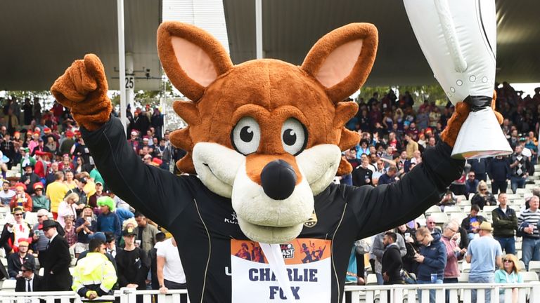 SkyCricket's tweet photo. .@WorcsCCC win the @VitalityBlast  🏆🎆
@Patbrowny6 befuddles batsmen 😕🤩
A fox triumphs in the Mascot Derby 🦊🏅
@RobKey612 wears a fish head 🐟🤣

The best of a fun-filled #FinalsDay 👉 https://t.co/a1LVEPtc3U https://t.co/wFCUQtBvnd
