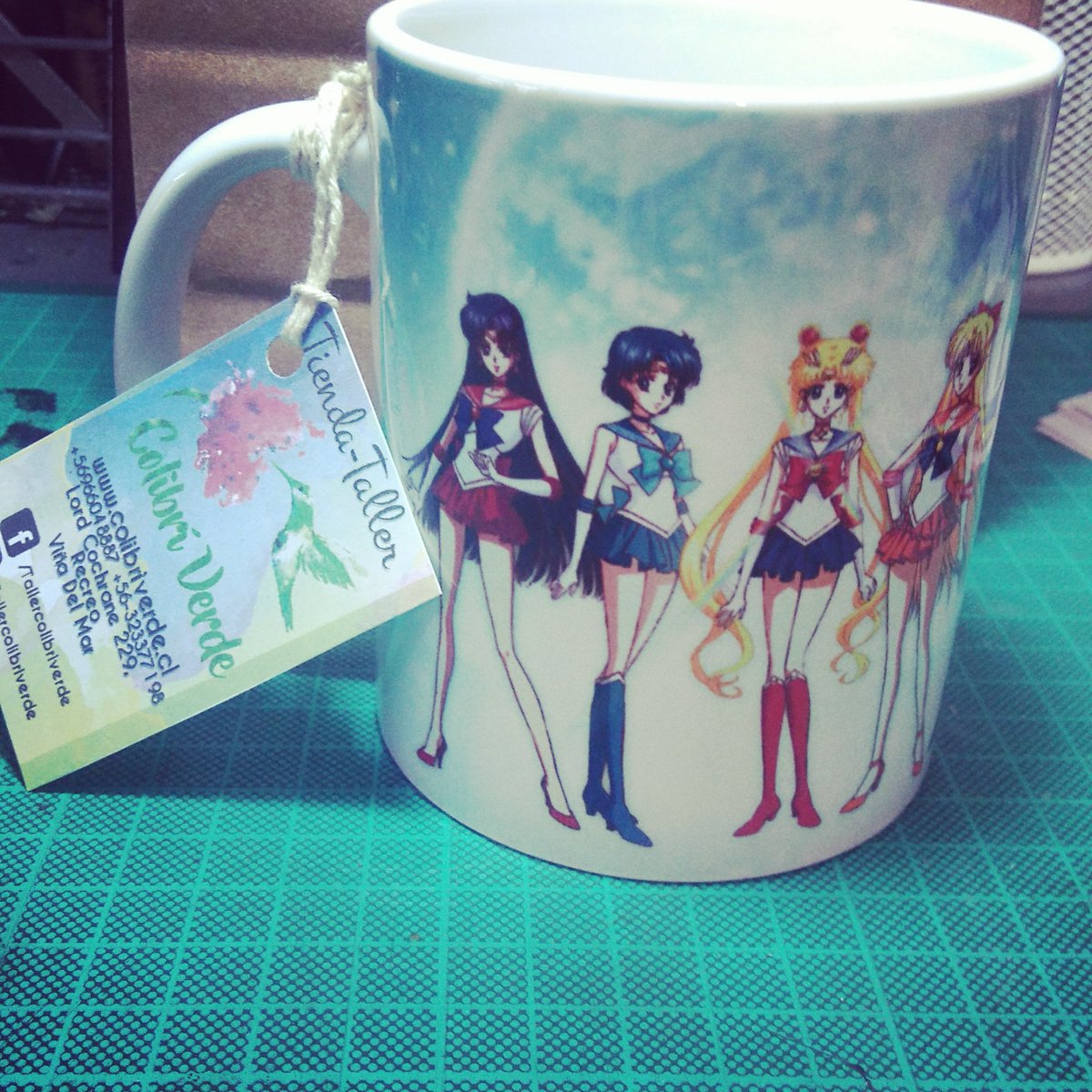 ColibrVerde1's tweet photo. Tazón de Sailor Moon para una Sailor amiga!  En Tienda-Taller Colibrí Verde se estampa con la más alta calidad! Tú lo diseñas, Yo te lo estampo! 
Hay libros de Poesía , tazones, poleras, chapitas y magnetos. Además hay talleres express de Block Print y serigrafía fotograbada! https://t.co/qkvCBNpOB3