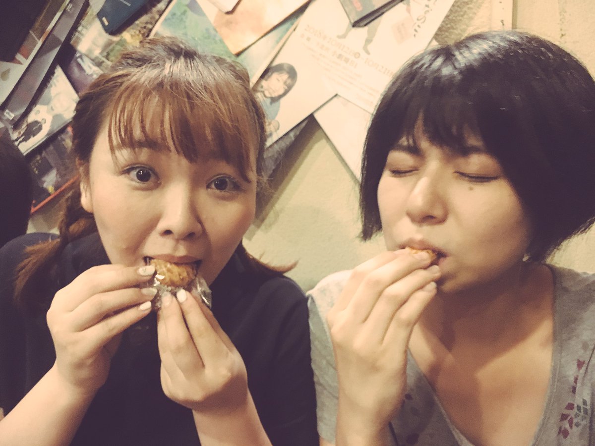 erika_blash's tweet photo. 無事に終演いたしました。
たくさんのお客様に観ていただけて幸せでした。ありがとうございました。
一輪の白い薔薇をいただいて、にこにこしています。
#rat11 #rat13 #キコ https://t.co/cNoB48rmE1