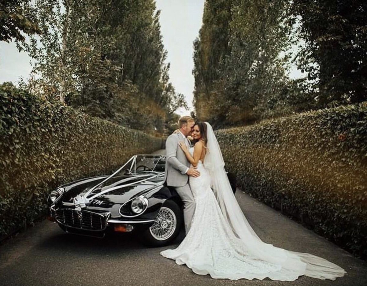 TheWedding_Club's tweet photo. ⭐️ KATE ⭐️
A reminder to love loudly and with lots of sparkle! Our #TWCBride looks so glam on her big day ❤️
@bertabridal gowns are available across all three showrooms, please call to book; https://t.co/V8XuQHSp0Z 💍
📸: Katie Ingram
#Berta #BertaBride #StylishBride https://t.co/hadYEvrig7