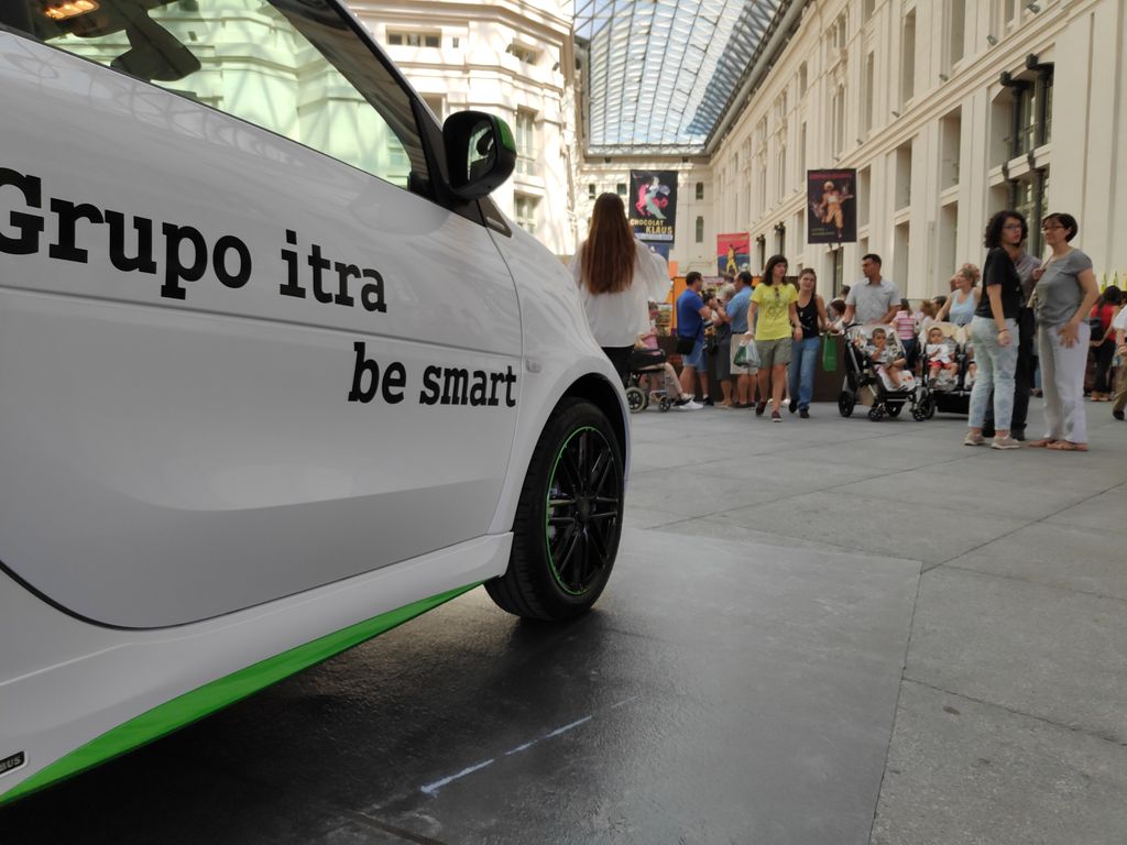 SmartCenterITRA's tweet photo. El pasado fin de semana fue en le palacio de la Cibeles el #SalonInternacionalDelChocolate, aprovechando la gran afluencia de gente quisimos concienciar a los presentes con nuestro pequeño smart eléctrico @smart_spain #besmart #smartcenteritra #electric #0emisiones #electricdrive https://t.co/uLrK7S6Ejg