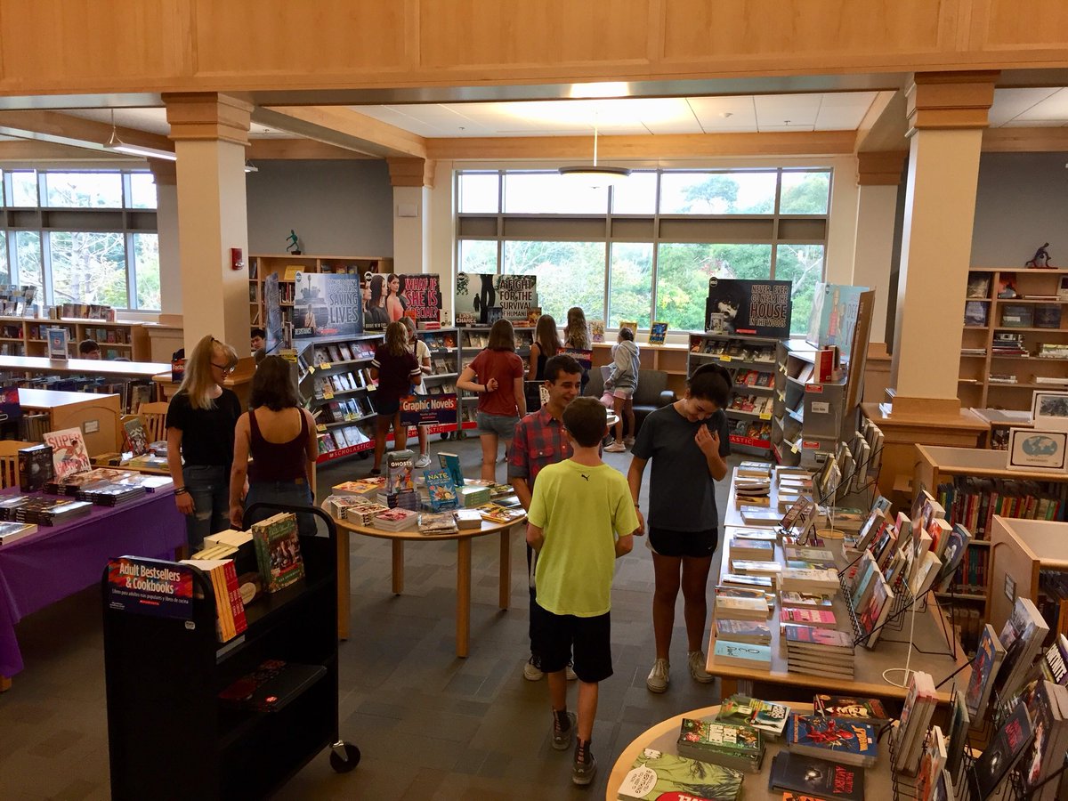 Duxlibrary02332's tweet photo. Early morning shoppers #DMSbookfair https://t.co/HwGPATVVkA