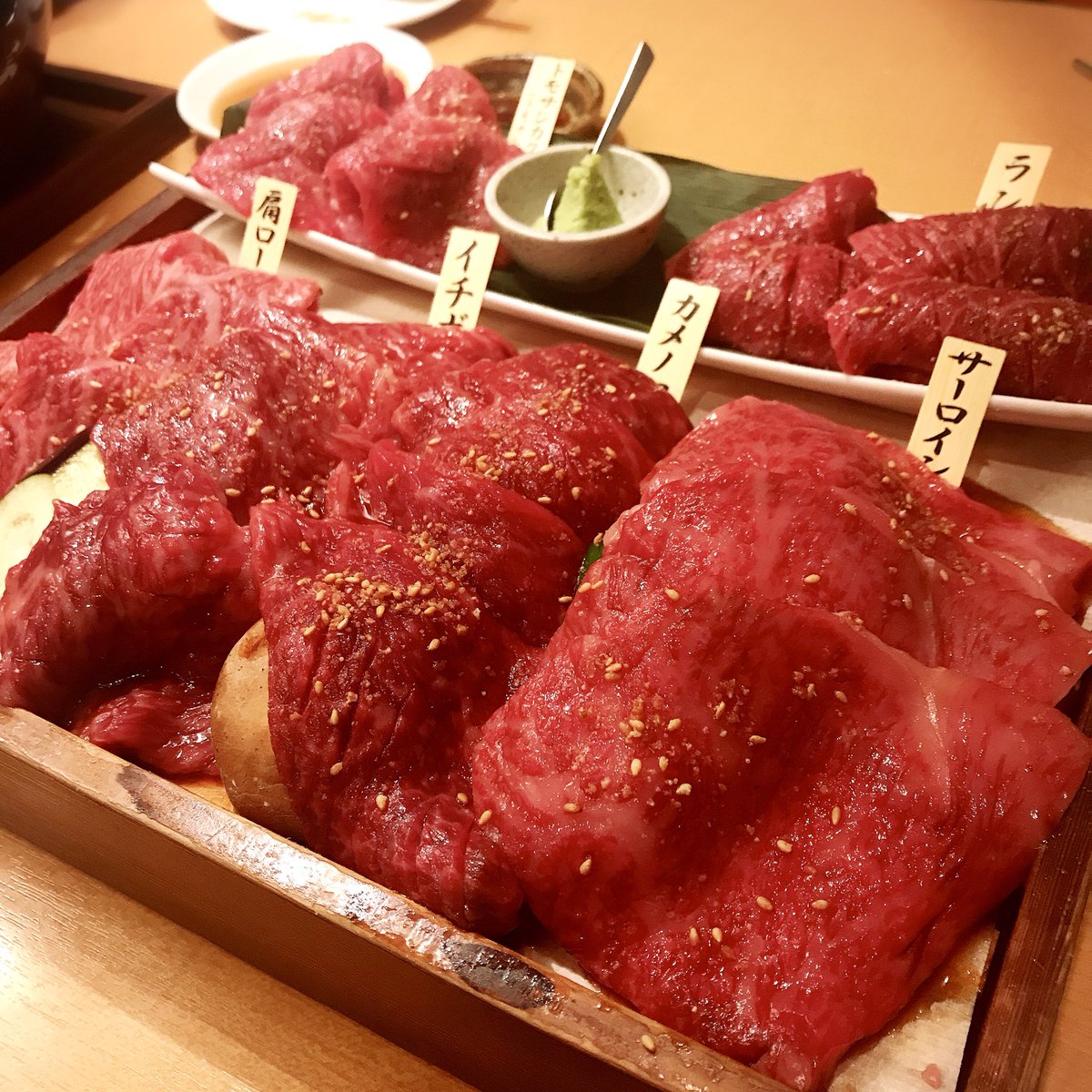 和牛ジャーナル Wagyu Journal 焼肉 くにもと 新館 浜松町にある完全予約制の焼肉 店 暖簾で仕切られた半個室で頂く絶品黒毛和牛の焼肉は至福でしかない 盛り合わせは3種類 一番下の上等でも十分なボリューム クオリティです 近くに本店もあります