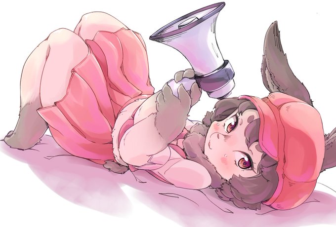 寝転がってメガホンを持っているキャスケット帽子 