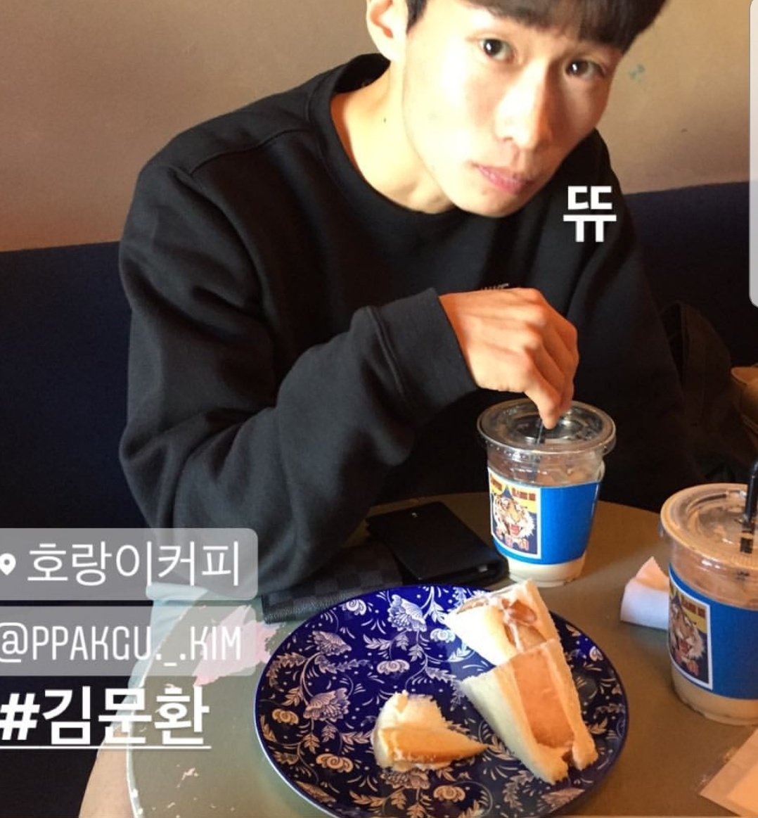 winseasy_98's tweet photo. 무난선수 엄청나게 좁고 사람이 바글바글한 호랑이 카페에 가셨답니다
ㄱㅇㅇ .. https://t.co/H34grRRCoX