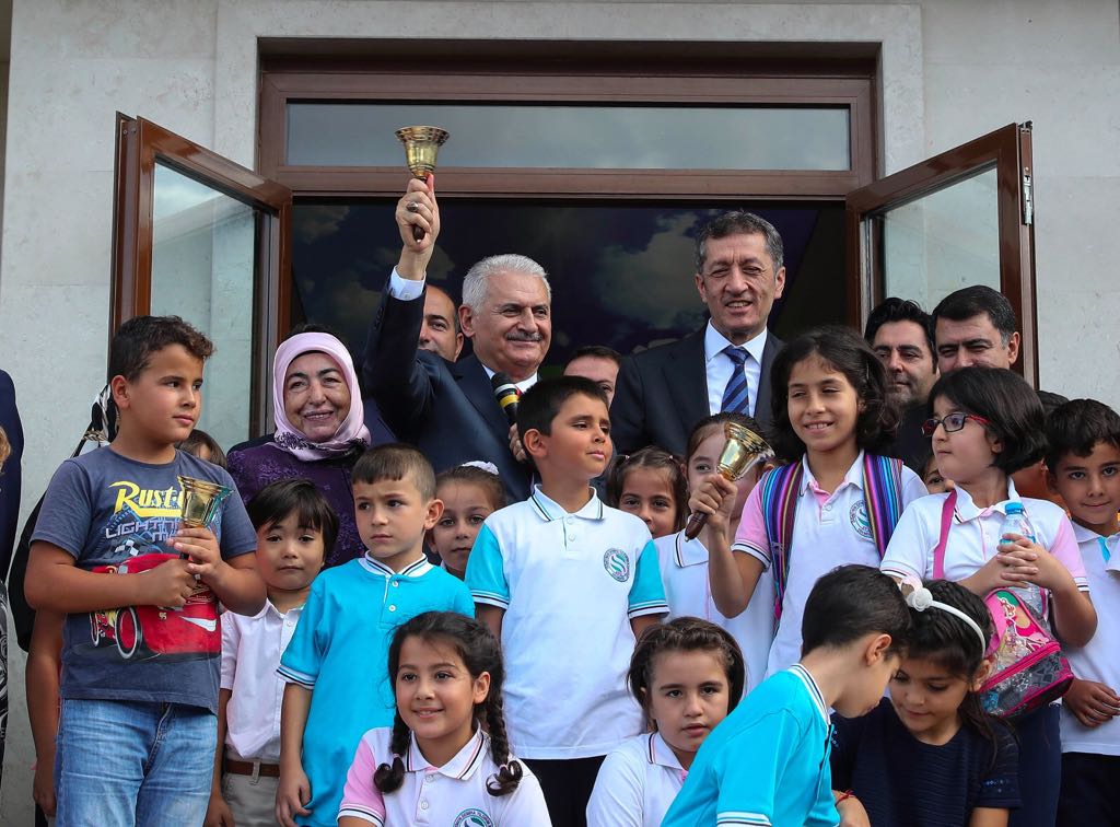 ziyaselcuk's tweet photo. İlk ders zilini, TBMM Başkanımız Sayın Binali Yıldırım, Kıymetli Eşleri Meslektaşımız Semiha Yıldırım Hanımefendi, değerli öğrenci ve öğretmenlerimizle ile birlikte çaldık.  
Sevgide, umutta ve emekte güzel bir yıl olsun diliyoruz. https://t.co/qvFi8R8ODE