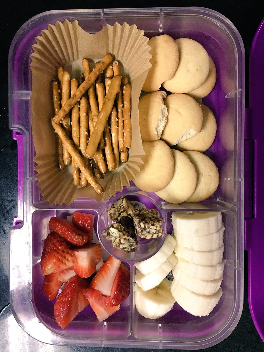 MamaEnApuros507's tweet photo. El #LunchboxDelDis de #AnaTerremoto:
🍴@RoldGold Pretzel Sticks
🍴Vanilla Wafers
🍴@SpecialK Protein Bites Peanut Butter Chocolate
🍴#CerroPuntaSA Fresas Jumbo
🍴Banana
@yumboxlunch lunchbox de @moreandcopanama
#SOSMamaEnApuros #MamaEnApuros507 https://t.co/4cVdlEMGgq