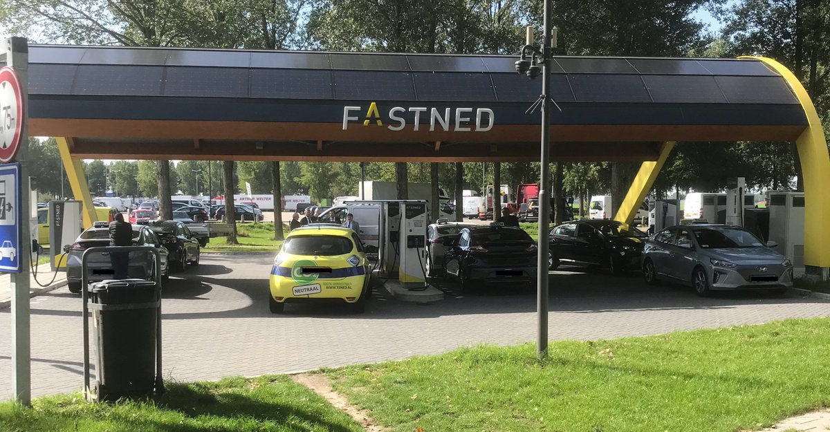 To keep up with 📈 demand for fast charging we installed the 7th charger at our station Den Ruygen Hoek-West (near Schiphol airport) ✅

All our 75+ stations can be easily upgraded with many more fast chargers. Scalability will be key once the EV revolution takes off... 🚀