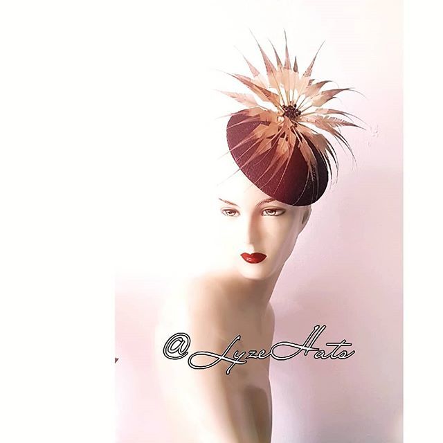 hatladylyze's tweet photo. AMILIYA ~ Feather Burst!
Tip-Dyed Feather Flower On A Button Crown.
(Minimalist Trim)
.
.
.
.
.
#ForThatConfidentWoman
#ForThatWomanWithStyle #Bespoke #BeDifferent #BeBold #PassionForFashion #LyzeHats #Millinery #Hats #ModaOperdani
#Mastercraftsmanship … https://t.co/kI8kWIQU5N https://t.co/jMnpwZ28b0