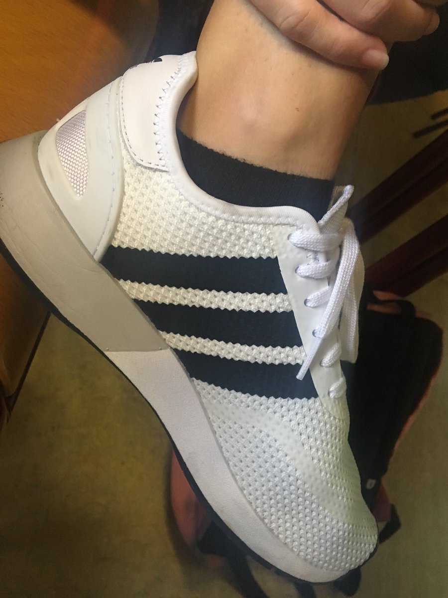 Ana_uchiha's tweet photo. A @SarabelBlasco_ l’agraden molt les sabatilles Adidas perquè són molt còmodes i són molt boniques. #PubliTurisme2018 https://t.co/rhbtHZGpI3