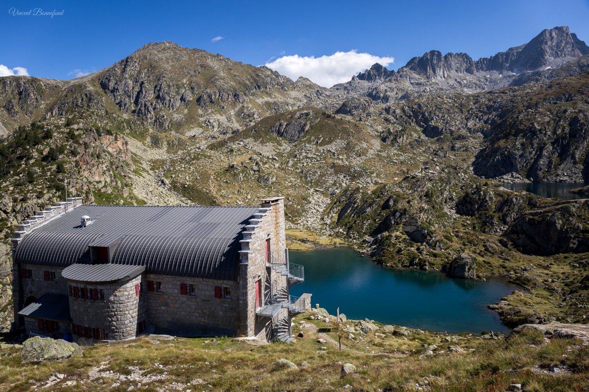 Le Refuge de la Glère (2153m) et le Lac du même nom.
Face au #Néouvielle 🏔️
@Meteo_Pyrenees @valleesgavarnie @grandtourmalet @npyski