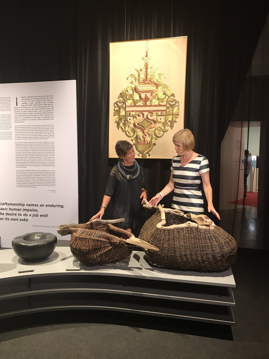 @abcassin and @louandlisa80 from @DCCoI discuss  #JoeHogan ‘s magnificent baskets for @RTENationwide at #HomoFaber exhibition in Venice by @MichelangeloFdn 8 Irish artists were selected for #bestofeurope exhib. homofaberevent.com/artwork