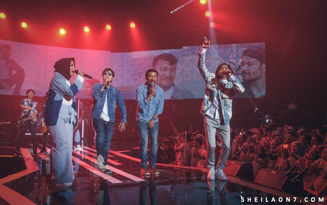 sheilaon7's tweet photo. Friends of Sheila on 7. "Kisah Klasik" live TRANS7 , Jumat, 14 September 2018.
#sheilaon7 #sheilagank #so7 #sheilaon7day #SheilaOnSeptember #KITASO7 #KisahKlasikSheilaOn7 #SO7DITRANS7 https://t.co/T4d689f2vX