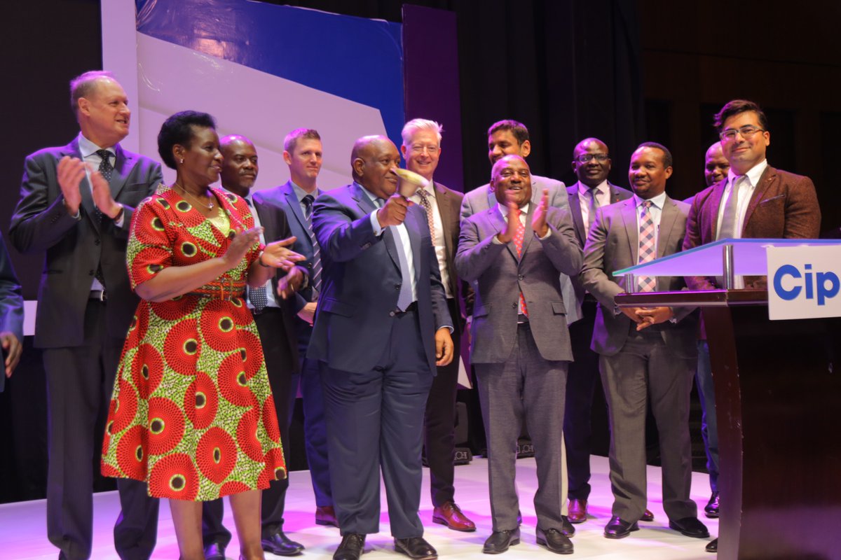 Board Chairman - Uganda Securities Exchange Charles Mbiire rings the bell at the #CiplaQCILlists 1st Day of Trading on the USE. Looking on is Hon. Amelia Kyambadde and Executive Chairman – CiplaQCIL Emmanuel Katongole. <a href="/merinamato/">Mary Nyanzi</a> <a href="/mediasurgeon/">Mediasurgeon</a> <a href="/Jude_Mugabi/">Usual Suspect 🎩</a> <a href="/mumakeith/">Mark Keith Muhumuza</a> <a href="/pkahill/">Patricia Kahill</a>