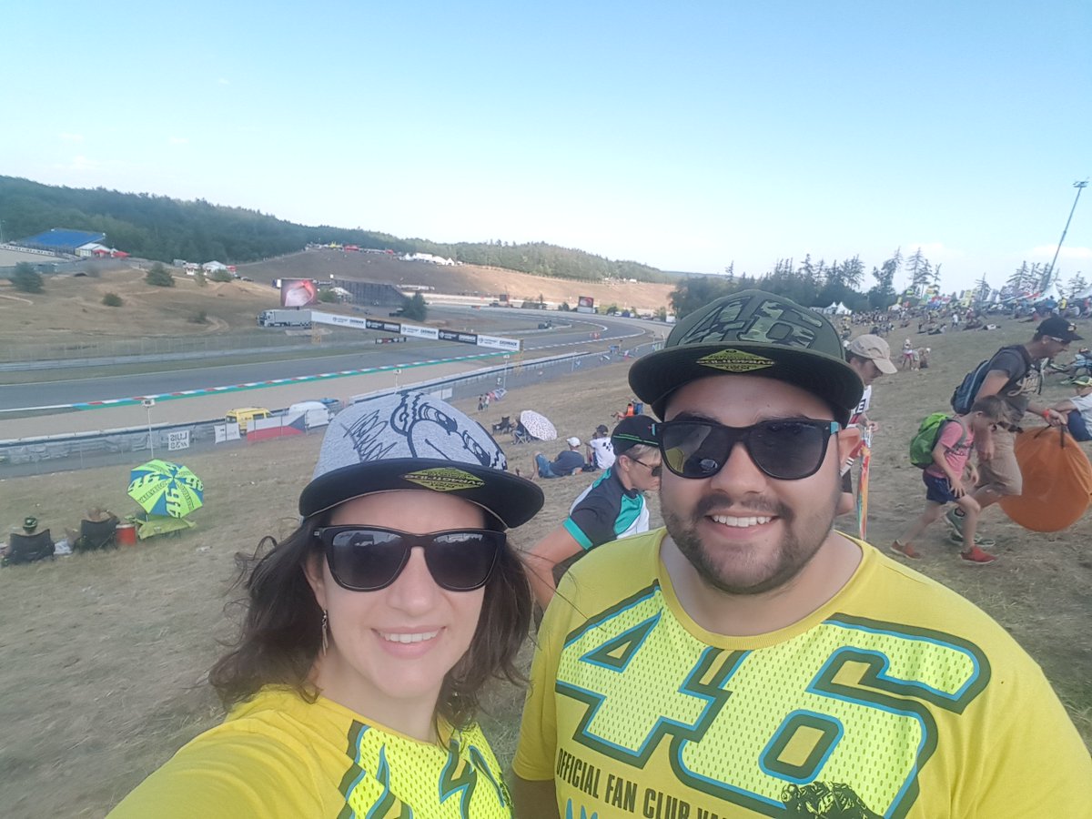 AlmudenaZotes's tweet photo. En unos días estaremos en Alcañiz disfrutando de lo que mas nos gusta y me encantaría poder compartir los #PaddockMotorLand con mi hermano @dvdzotes quién me acompaña en todos los GPs. Nuestra ilusión es ver a nuestro idolo @ValeYellow46 #AragonGP #Nosgustanlasmotos https://t.co/ASBdbnbXpB