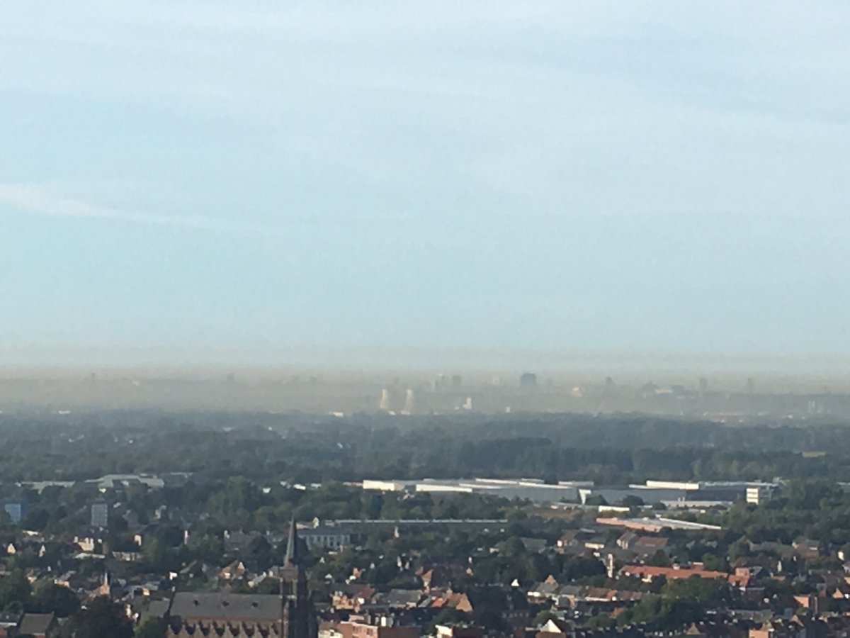 Een dag na de autoloze zondag hangt de smog opnieuw duidelijk boven Brussel. Een zacht maar vuil dekentje. #mechelen