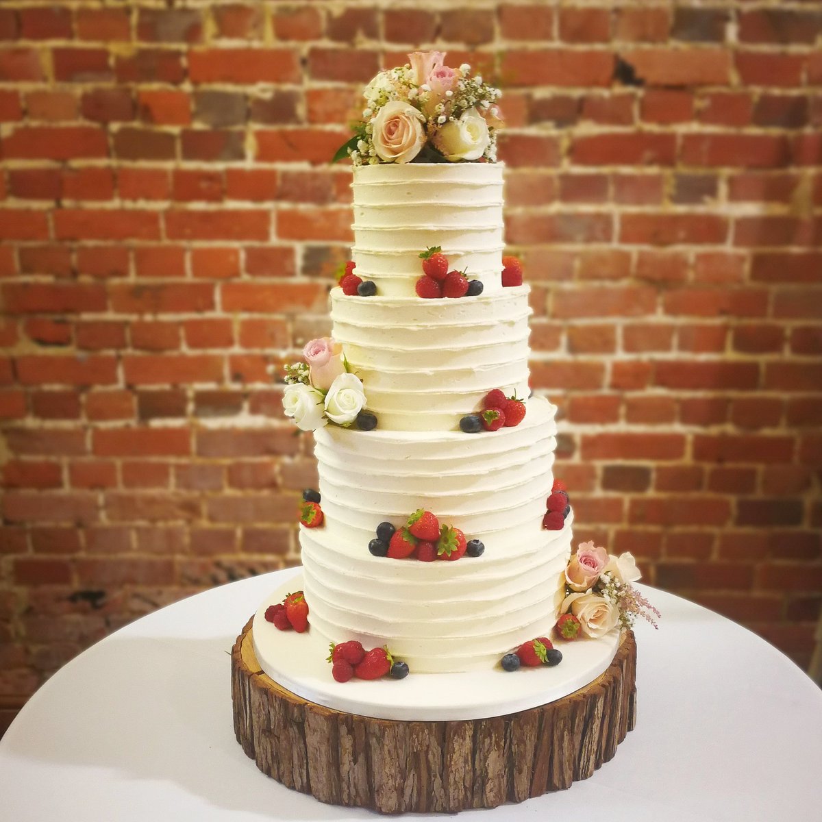 OdihamCakeComp's tweet photo. Congratulations to Sean and Kerry married on Saturday at @wasingpark.
🎊🎉🎈🤵👰💞💒🍰
#wedding #cake #weddingcake #love #freshfruit #freshflowers #buttercreamcake #wasingpark #marriage #elegant #beautiful #odihamcakecompany https://t.co/4MGow58Qby