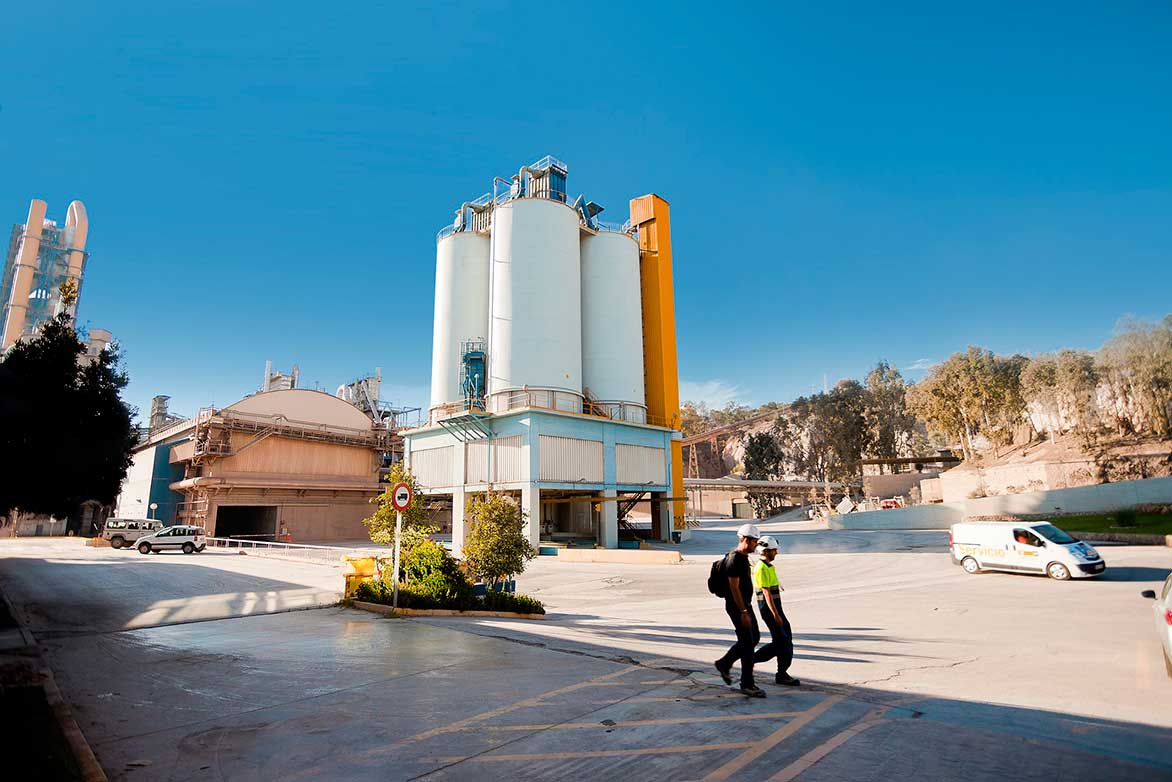 construformweb's tweet photo. FYM-HeidelbergCement alcanza un nuevo récord en su fábrica de Málaga. Enhorabuena @HC_Hispania por vuestro compromiso con la seguridad!!! 😀https://t.co/bhl6VPTIVf https://t.co/aAmsyHGaaD
