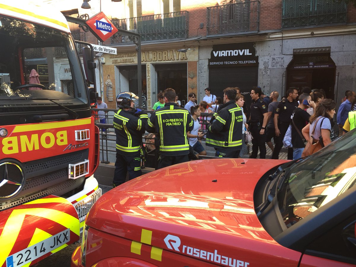 VOSTmadrid's tweet photo. #Madrid: El incendio de un portátil provoca la salida de los pasajeros por las vías en el Metro de Príncipe de Vergara. @BomberosMad las revisa para comprobar que no hay nadie en el interior. @SAMUR_PC atiende a varios viajeros por crisis de ansiedad. Vía @EmergenciasMad https://t.co/2DhT9YDoGu