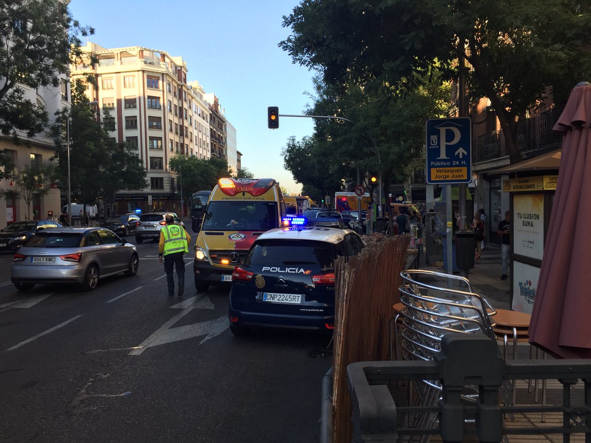 VOSTmadrid's tweet photo. #Madrid: El incendio de un portátil provoca la salida de los pasajeros por las vías en el Metro de Príncipe de Vergara. @BomberosMad las revisa para comprobar que no hay nadie en el interior. @SAMUR_PC atiende a varios viajeros por crisis de ansiedad. Vía @EmergenciasMad https://t.co/2DhT9YDoGu