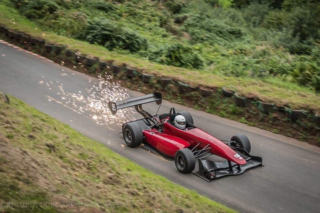 CaptureYourCar's tweet image. Phil Cooke in his @EmpireRaceCars creating sparks at @shelsleywalsh yesterday @HillClimbUK #f1upacountrylane #shelsleywalsh #hillclimb