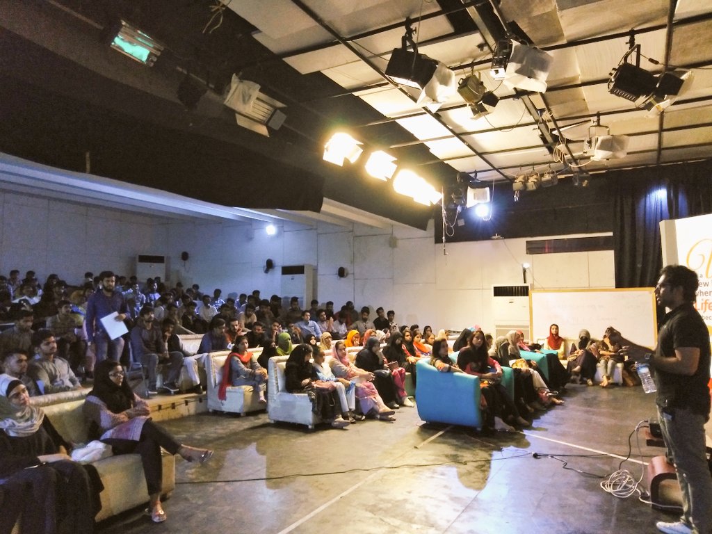my_superior's tweet photo. "Make sure that you are able to Network with people and do it during your internships!" @usama_tauqeer, Co-Founder and CEO, @AForYouth taught our students one of the most important lessons for managing career.
#Freshmansemester #SuperiorUniversity #SuperheroJourneyBegins https://t.co/iSlYoL9Fet