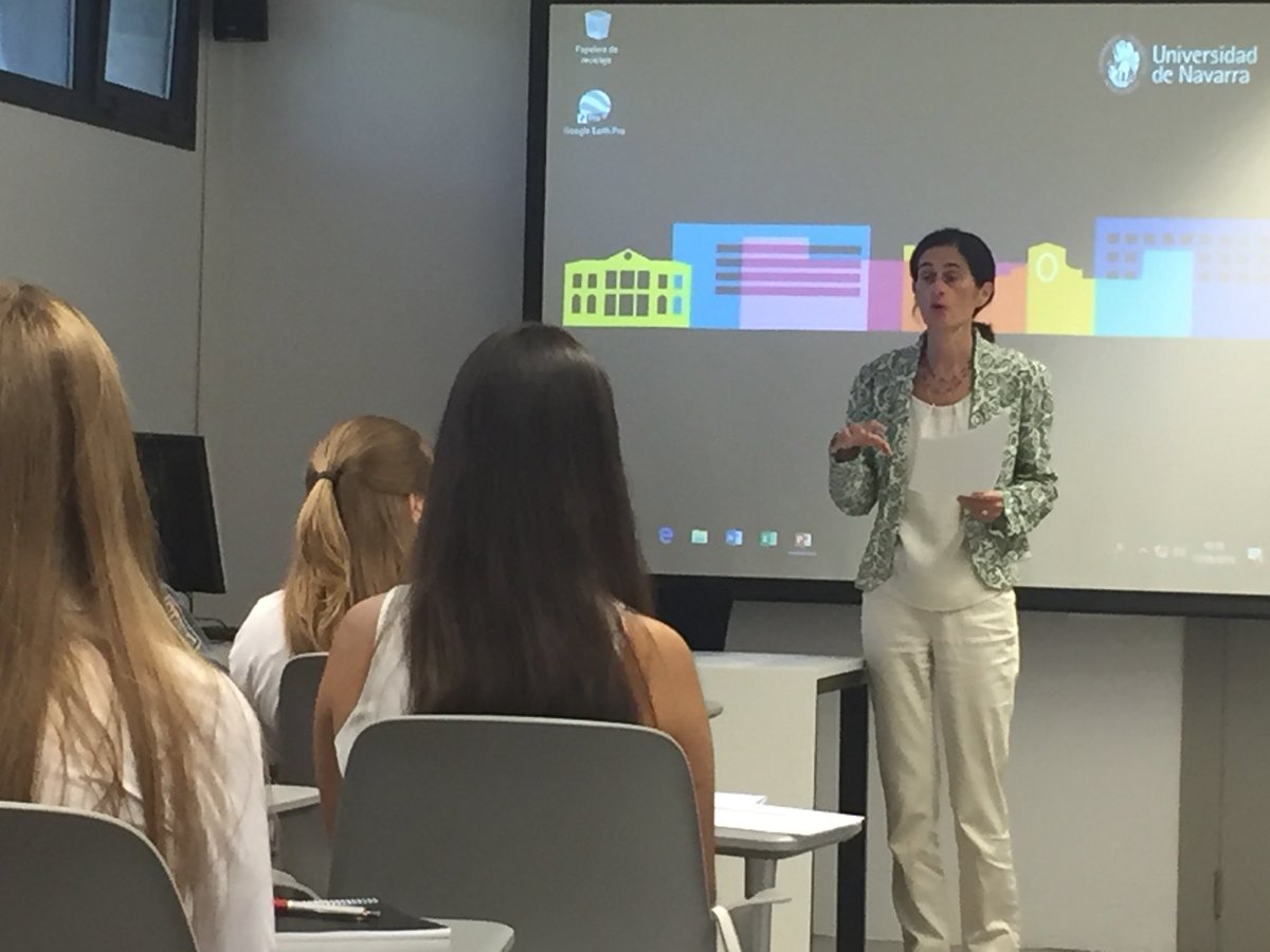 Aurora Bernal, vicedecana de ordenación académica, anima a “aprender no solo lo que pone en el libro, también todo lo que hay detrás de él”.  A continuación explica cómo se ha organizado el nuevo máster y las competencias profesionales que se adquirirán en él. #MPGSunav