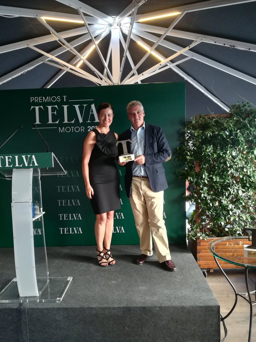 El premio al coche más familiar es para el Skoda Karoq. #PremiosTELVAmotor <a href="/skoda_es/">Škoda España News</a>