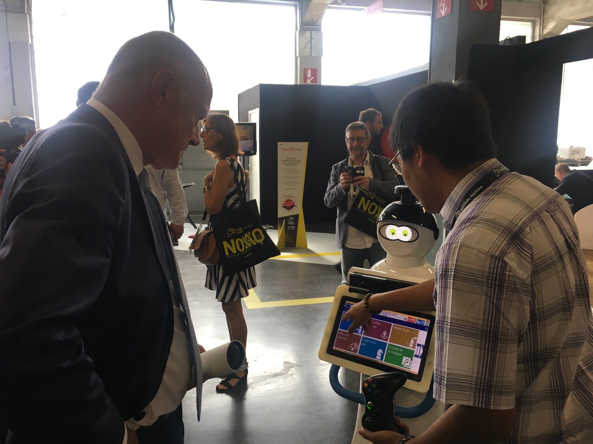 KompaiTheRobot's tweet image. Ravis de nos deux jours passés sur le salon @NOVAQ2018 et de la visite de monsieur le président @al_rousset ! #robot #innovation #kompai #santé #Novaq