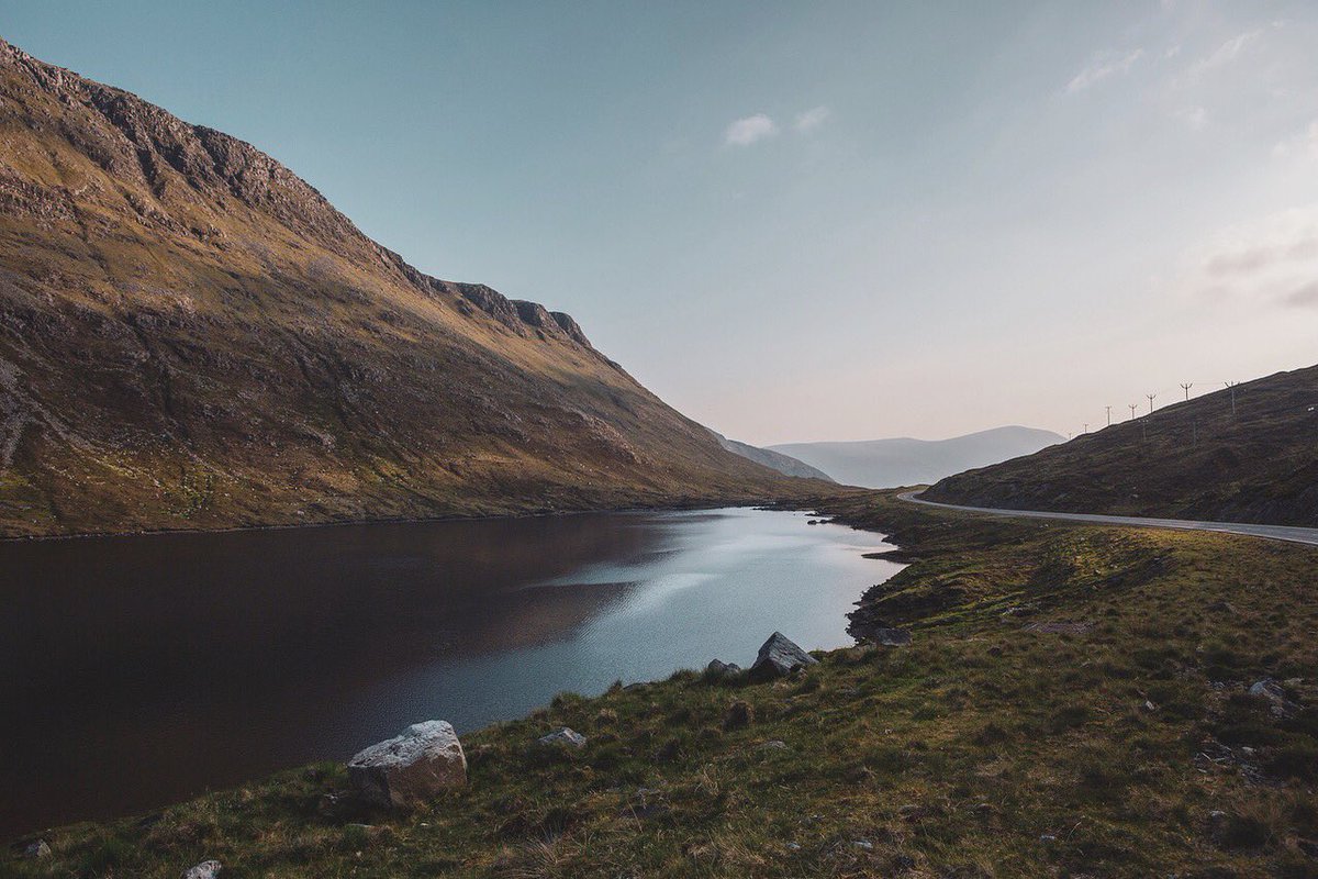 thehouseofhues's tweet photo. . I S L A N D   L I G H T .
the softest of light sneaking through those Hebridean hills and bouncing off the water. This was so worth the #deathbymidgie experience 😍 #livelifeoutside #IsleofHarris #outerhebrides #wearetheimagemakers https://t.co/pNWdIdH5i1