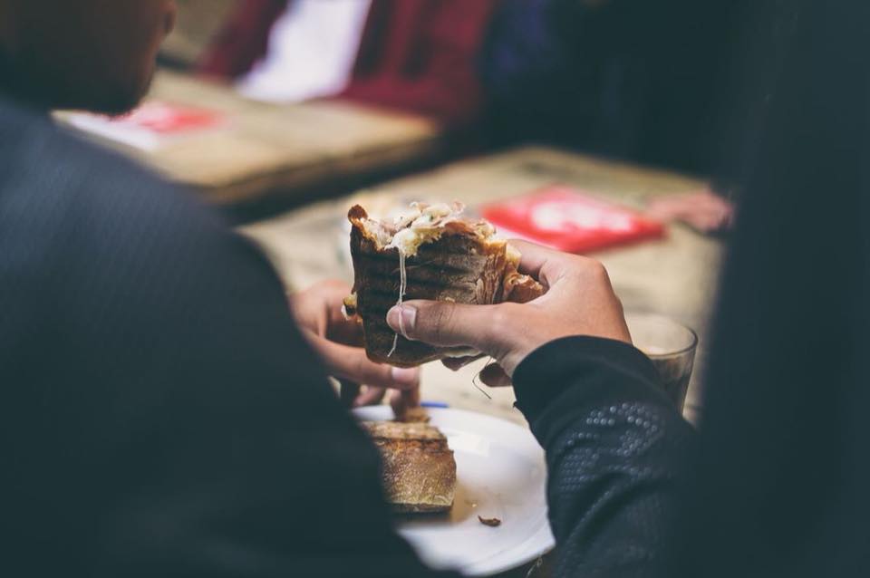 AlphaSpain's tweet photo. "Creo que preparar la comida y servir a los invitados no solo aporta alimento a nuestros cuerpos sino también a nuestro espíritu. Cocinar para los invitados es una forma de quererles, y es una experiencia enriquecedora".
¿Y tú? ¿Cual es tu labor en Alpha?
#HazAlpha https://t.co/nXQVUavcF5