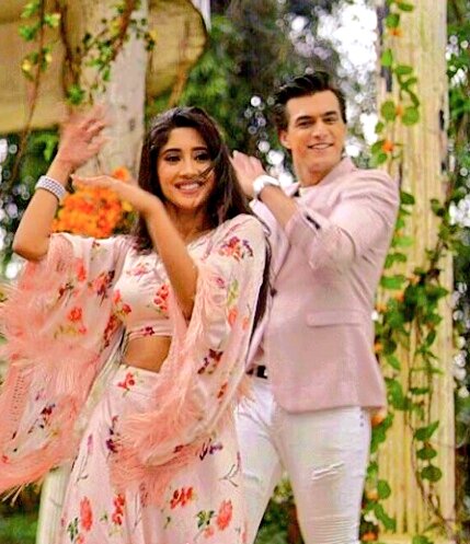 shammakaira's tweet photo. Babies 
😭😭😍😍😭
Mashallah 
Mashallah
Omg how gorgeous both​ are looking 
🔥🔥🔥😍😍😘
#yrkkh #SPA2018 #Kaira #BestJodi #BestInternationalJodi 
@momo_mohsin @shivangijoshi10 @Janhavi91084685 @team_kaira https://t.co/EuDB7DIK8c