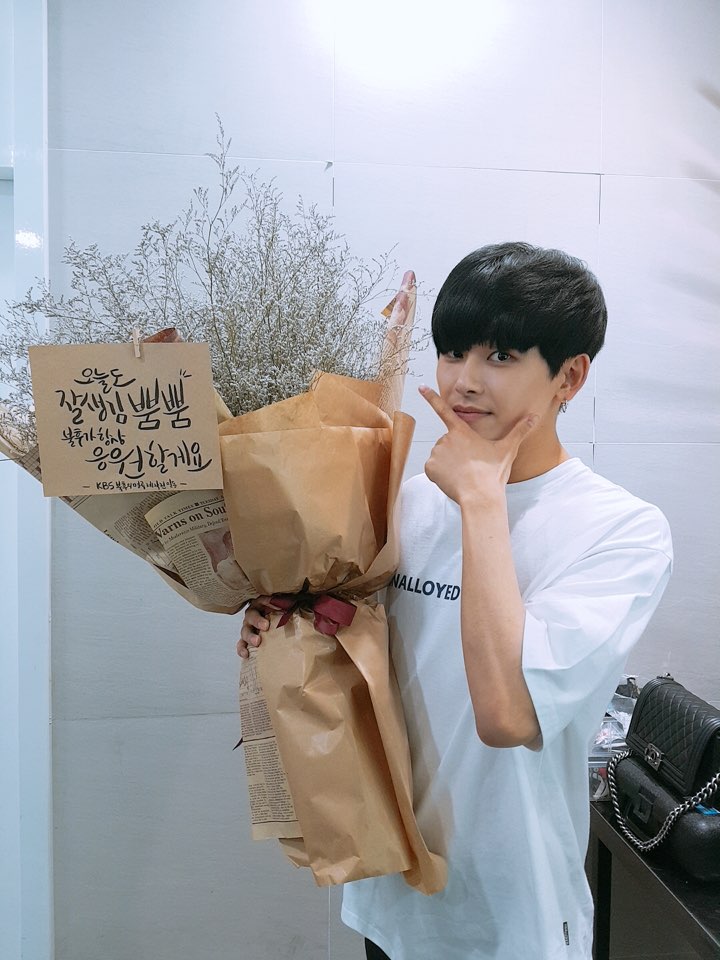 월요병 극복은 잘생김 뿜뿜하는 호원쓰와
무대장인 호야의 BABY U로 하는 것이라 배웠습니다
다들 이번 주도 파이팅하세요 🥰

tv.naver.com/v/4053067

#호야 #호원 #HOYA #HOWON
#유희열의스케치북 #BABY_U