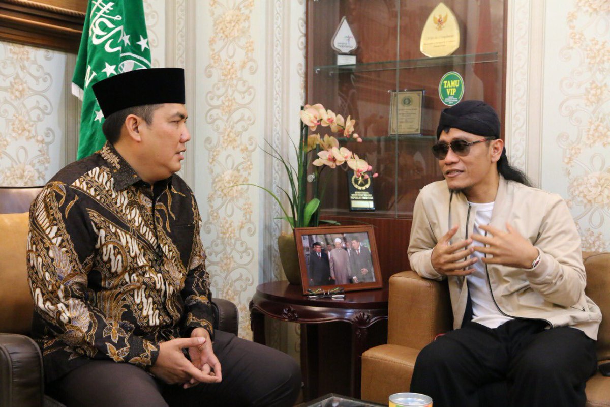 inf_indonesia's tweet photo. Gus Miftah da’i “kegelapan” sowan ke PBNU diterima Ketum dan Sekjen. Videonya viral beberapa waktu lalu saat mengajak pemandu lagu di salah satu tempat karaoke di Bali #seputarnu https://t.co/Imun5na3no