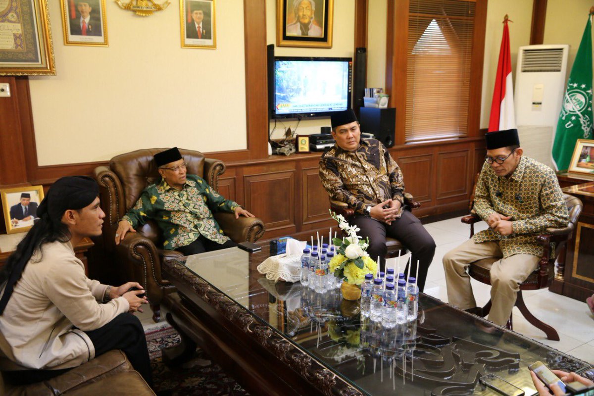 inf_indonesia's tweet photo. Gus Miftah da’i “kegelapan” sowan ke PBNU diterima Ketum dan Sekjen. Videonya viral beberapa waktu lalu saat mengajak pemandu lagu di salah satu tempat karaoke di Bali #seputarnu https://t.co/Imun5na3no