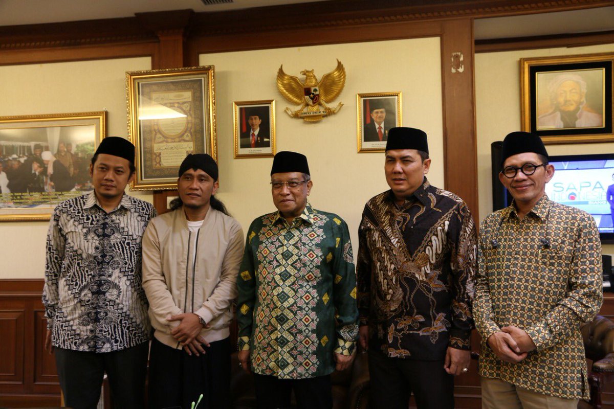 inf_indonesia's tweet photo. Gus Miftah da’i “kegelapan” sowan ke PBNU diterima Ketum dan Sekjen. Videonya viral beberapa waktu lalu saat mengajak pemandu lagu di salah satu tempat karaoke di Bali #seputarnu https://t.co/Imun5na3no